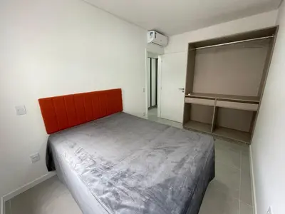 Uma cama ou camas num quarto em Cód 98 - Belissímo apartamento á 280m do mar