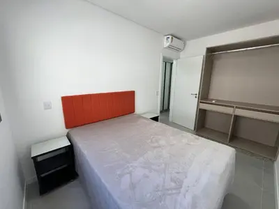 Uma cama ou camas num quarto em Cód 98 - Belissímo apartamento á 280m do mar
