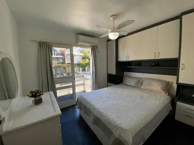 Uma cama ou camas num quarto em 002B - Casa de Veraneio em Bombinhas com 4 dormitórios Próxima ao Mar