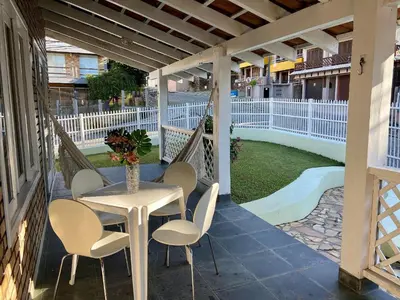 Uma varanda ou terraço em 002B - Casa de Veraneio em Bombinhas com 4 dormitórios Próxima ao Mar