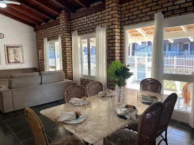 Uma área de estar em 002B - Casa de Veraneio em Bombinhas com 4 dormitórios Próxima ao Mar