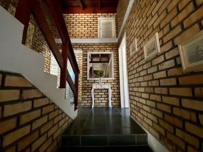 A planta de 002B - Casa de Veraneio em Bombinhas com 4 dormitórios Próxima ao Mar