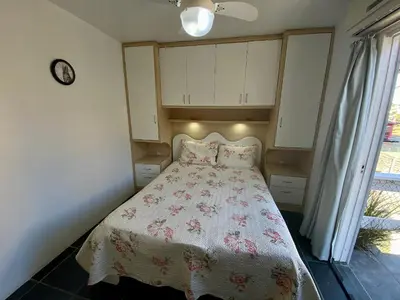 Uma cama ou camas num quarto em 002B - Casa de Veraneio em Bombinhas com 4 dormitórios Próxima ao Mar