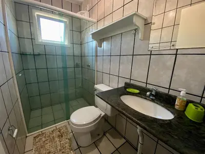 Uma casa de banho em 002B - Casa de Veraneio em Bombinhas com 4 dormitórios Próxima ao Mar