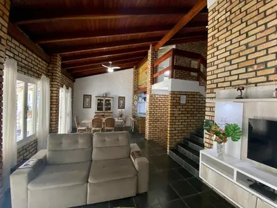 Uma televisão e/ou sistema de entretenimento em 002B - Casa de Veraneio em Bombinhas com 4 dormitórios Próxima ao Mar