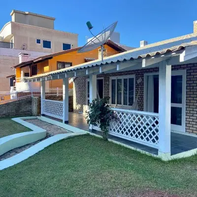 002B - Casa de Veraneio em Bombinhas com 4 dormitórios Próxima ao Mar