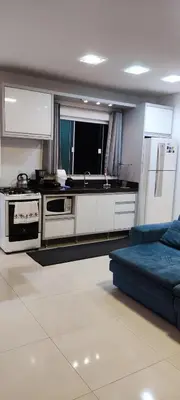 A cozinha ou kitchenette de AP completo na Praia de Palmas, SC