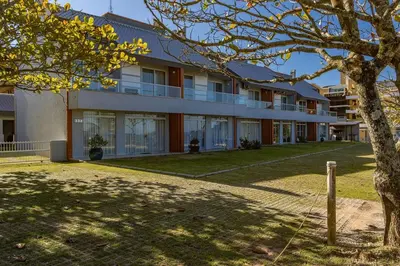 A planta de Morada de 4 Ilhas – Sobrado 03: Linda Casa Germinada a Poucos Passos da Areia da Praia de Quatro Ilhas, para até 10 Pessoas.