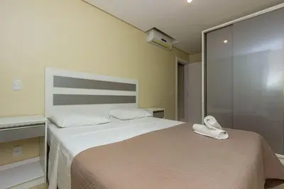 A planta de Porto Fino 203 – Lindo Apartamento no Centro de Bombinhas, a 260 Metros da Praia, com Ótimo Custo-Benefício.