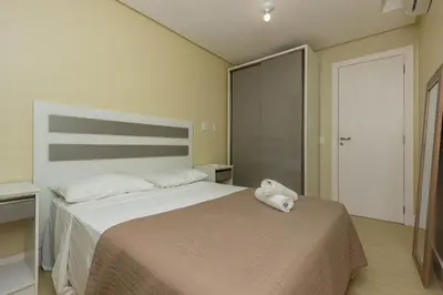A planta de Porto Fino 203 – Lindo Apartamento no Centro de Bombinhas, a 260 Metros da Praia, com Ótimo Custo-Benefício.