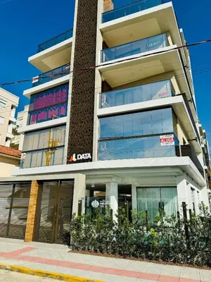 A planta de Apartamento de frente para o mar na Praia de Palmas com uma suíte e duas demi-suítes.