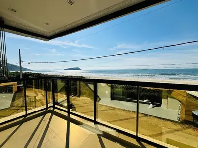A planta de Apartamento de frente para o mar na Praia de Palmas com uma suíte e duas demi-suítes.