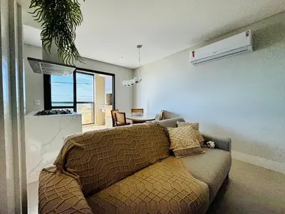 A planta de Apartamento de frente para o mar na Praia de Palmas com uma suíte e duas demi-suítes.
