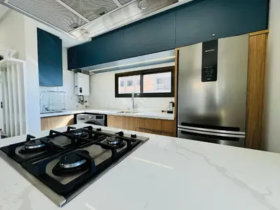 A planta de Apartamento de frente para o mar na Praia de Palmas com uma suíte e duas demi-suítes.