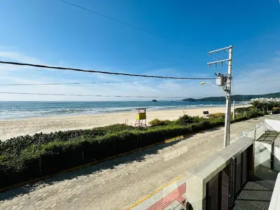 A planta de Apartamento de frente para o mar na Praia de Palmas com uma suíte e duas demi-suítes.