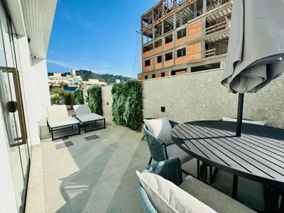 A planta de Apartamento de frente para o mar na Praia de Palmas com uma suíte e duas demi-suítes.