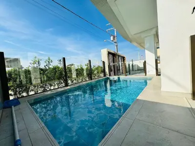 A planta de Apartamento de frente para o mar na Praia de Palmas com uma suíte e duas demi-suítes.