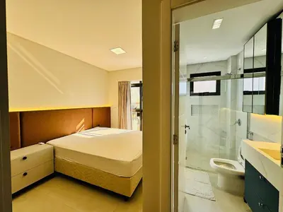 A planta de Apartamento de frente para o mar na Praia de Palmas com uma suíte e duas demi-suítes.