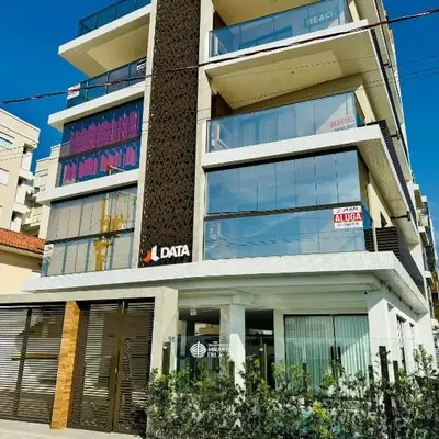 Apartamento de frente para o mar na Praia de Palmas com uma suíte e duas demi-suítes.