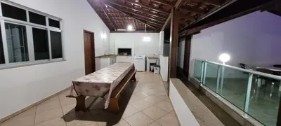 Uma televisão e/ou sistema de entretenimento em Casa Master com Piscina em Gov Celso Ramos