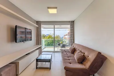 Uma televisão e/ou sistema de entretenimento em Condomínio com Piscina e Jacuzzi - Boulevard