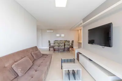 Uma televisão e/ou sistema de entretenimento em Condomínio com Piscina e Jacuzzi - Boulevard