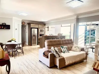 Uma área de estar em Linda Cobertura duplex na rua 261, excelente localização