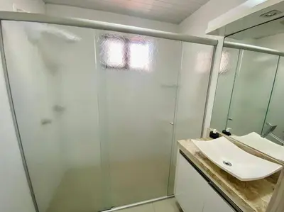 Uma casa de banho em Linda Cobertura duplex na rua 261, excelente localização