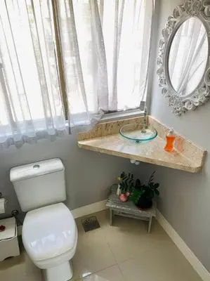 Uma casa de banho em Linda Cobertura duplex na rua 261, excelente localização
