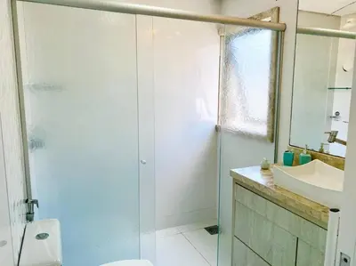 Uma casa de banho em Linda Cobertura duplex na rua 261, excelente localização