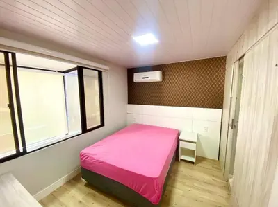 Uma cama ou camas num quarto em Linda Cobertura duplex na rua 261, excelente localização