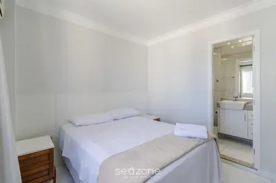 Uma cama ou camas num quarto em Lindo Apto na orla de Balneário Camboriú CET1604