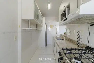 A cozinha ou kitchenette de Lindo Apto na orla de Balneário Camboriú CET1604