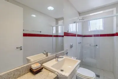 Uma casa de banho em Lindo Apto na orla de Balneário Camboriú CET1604