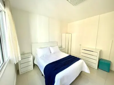 Uma cama ou camas num quarto em cód 91 - Apto com hidromassagem – Palazzo del Mare