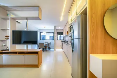 Uma televisão e/ou sistema de entretenimento em Lindo Apartamento em Bombas - Areias de Bombas