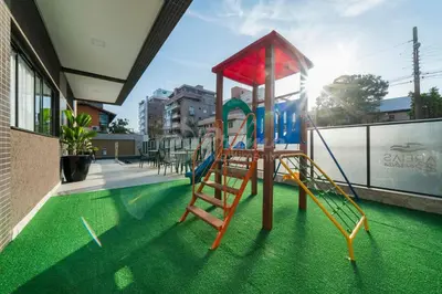 A área de jogos para crianças em Lindo Apartamento em Bombas - Areias de Bombas