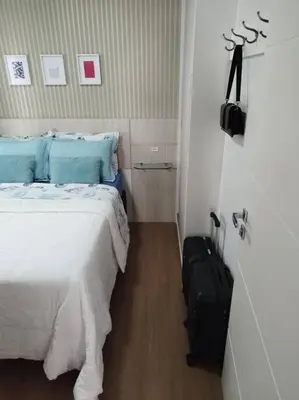 Uma cama ou camas num quarto em Apartamento encantador quadra mar