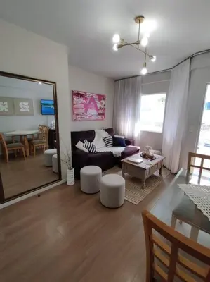 Uma área de estar em Apartamento encantador quadra mar