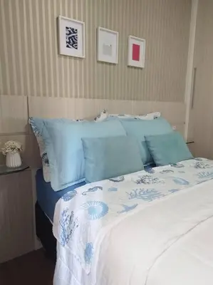 Uma cama ou camas num quarto em Apartamento encantador quadra mar