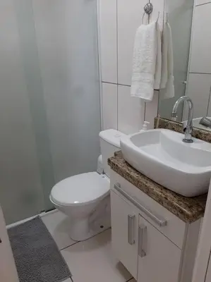 Uma casa de banho em Apartamento encantador quadra mar
