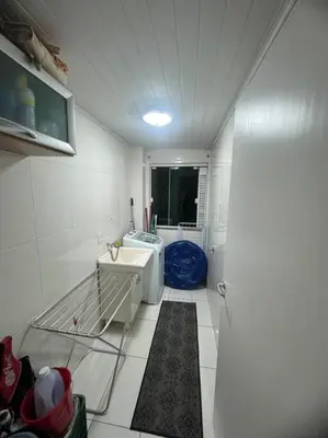 Uma área de estar em Ap pé na areia itapema frente mar