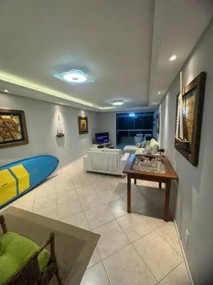 Uma área de estar em Ap pé na areia itapema frente mar