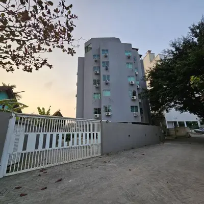 O edifício onde o apartamento está situado
