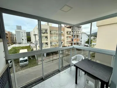 Uma varanda ou terraço em Apartamento espaçoso na Praia de Palmas SC 05