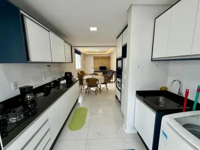 A cozinha ou kitchenette de Apartamento espaçoso na Praia de Palmas SC 05