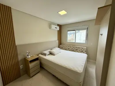 Uma cama ou camas num quarto em Apartamento espaçoso na Praia de Palmas SC 05