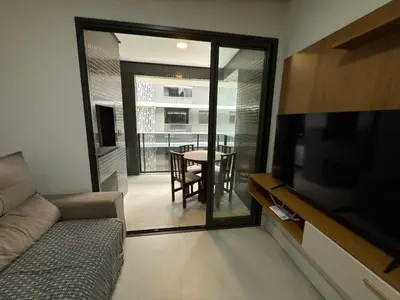 Uma televisão e/ou sistema de entretenimento em Cód 87 - Apto moderno a 150m do mar – Residencial Duetto Home