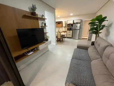 Uma televisão e/ou sistema de entretenimento em Cód 87 - Apto moderno a 150m do mar – Residencial Duetto Home