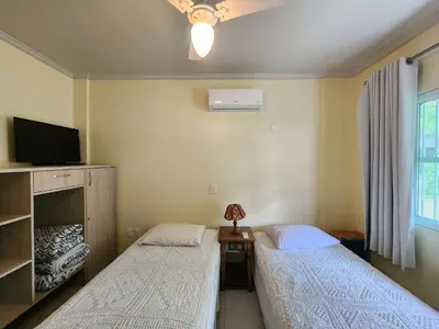 Uma cama ou camas num quarto em Res. Regina Maris - Bombinhas